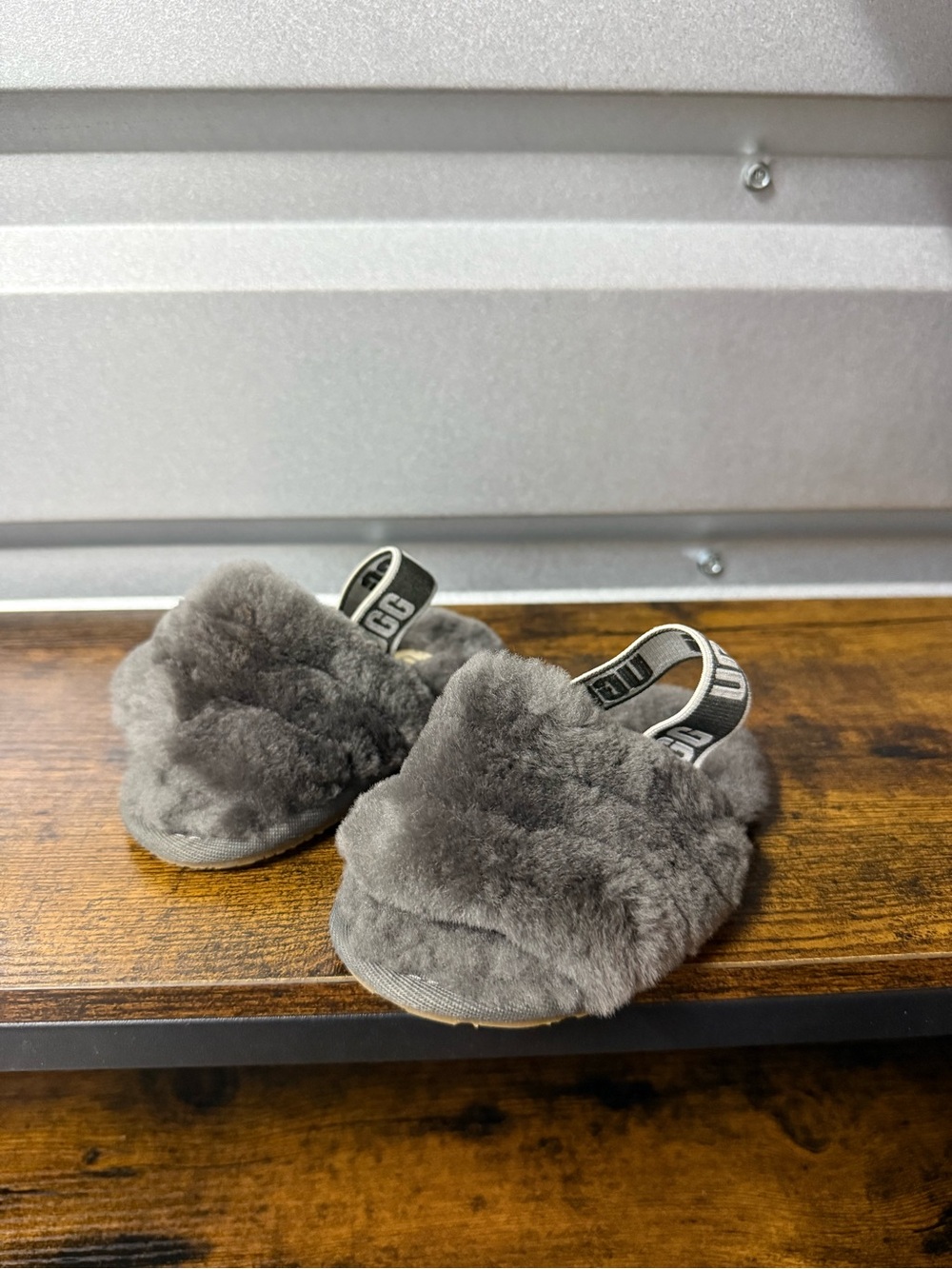 UGG CHARCOAL FLUFF YEAH SLIDE SHEEPSKIN SANDALS, TODDLER US 6/ EUR 22